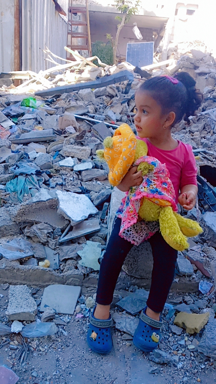 Help the child leliaa to reach her father