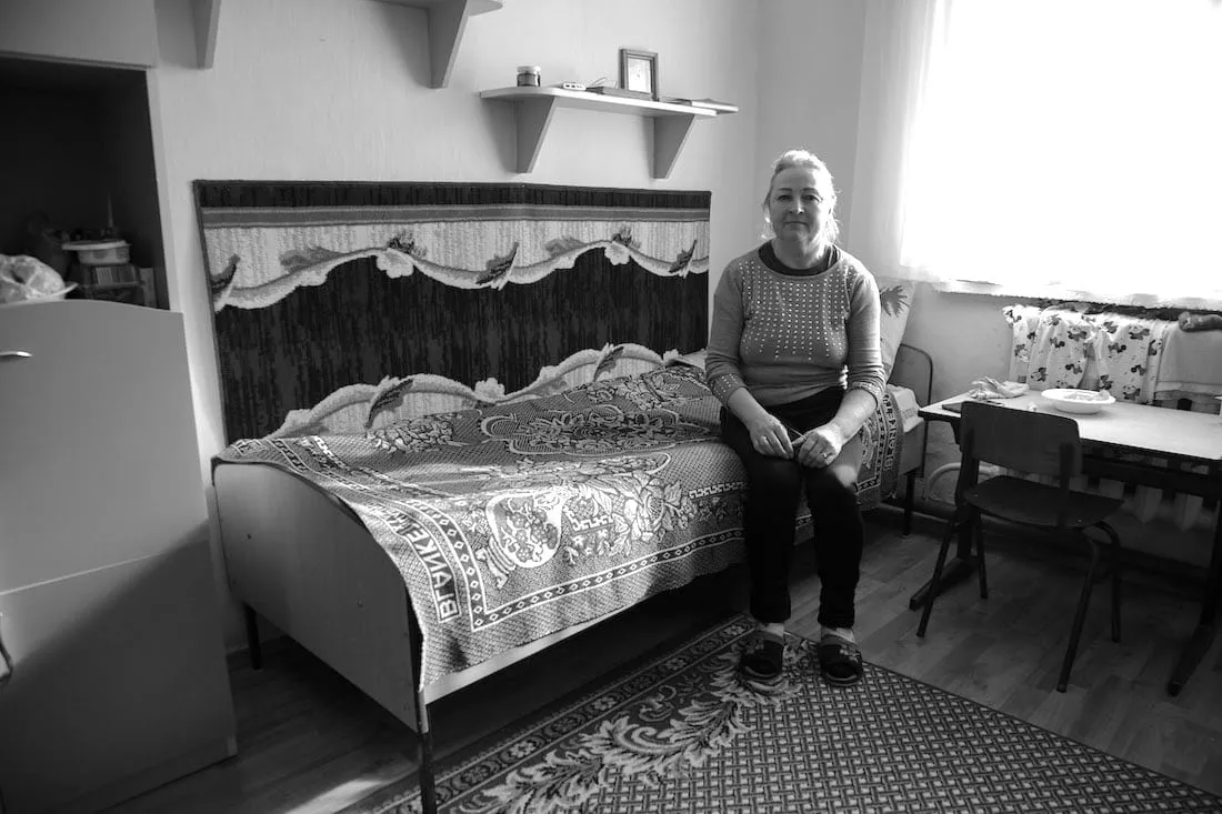 A Ukrainian woman inside a shelter in Moldova