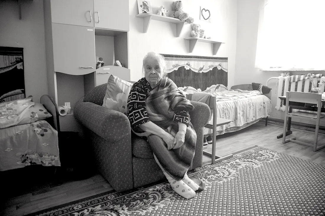 A Ukrainian woman inside a shelter in Moldova