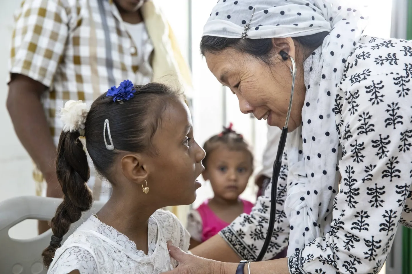 MedGlobal doctor examining Yemeni girl in clinic.