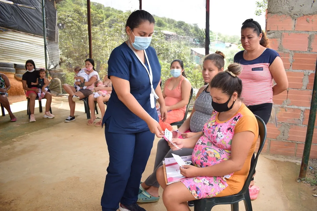 Medical staff gives information to pregnant woman